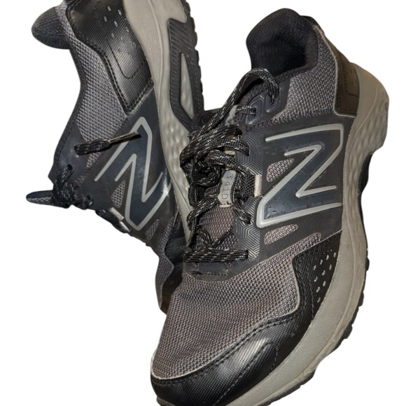 New Balance Black and Gray Running Shoes - Picture 3 of 4
